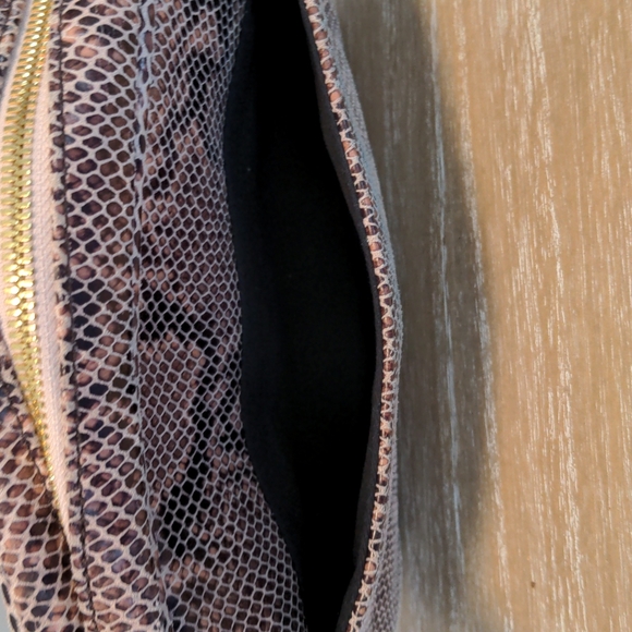 G.I.L.I (Got it Love it) Crossbody Bag with matching Pouch - Picture 6 of 14